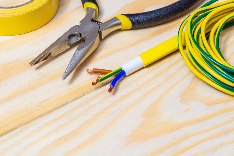 провода и плоскогубцы